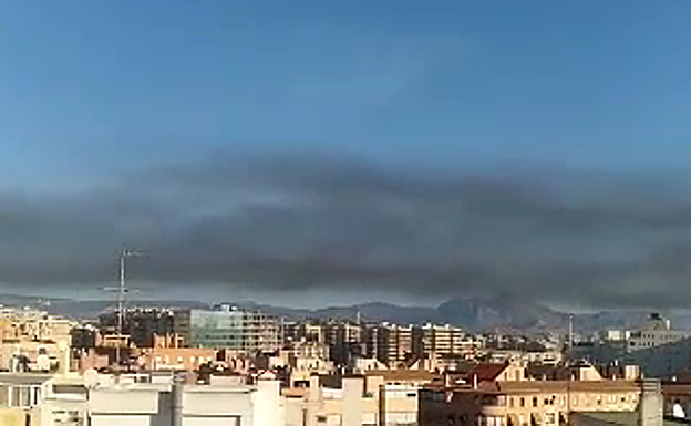 El incendio ha generado una gran nube de humo negro 