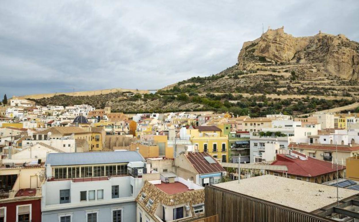Vista del Casco Antiguo y el Castillo de Santa Bárbara.