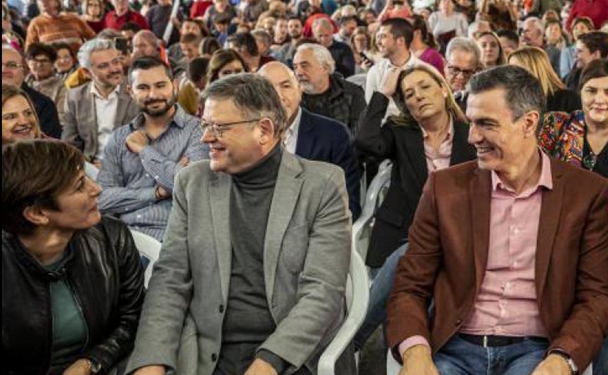 El presidente de la Generalitat, Ximo Puig, y el del Gobierno, Pedro Sánchez, en un mitin del PSOE en Valencia.