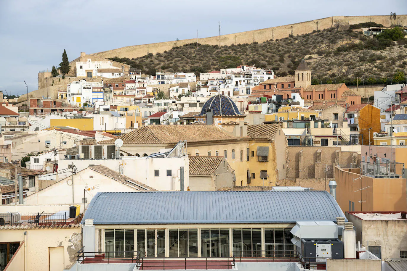 Vistas a la ermita de San Roque y al centro histórico de Alicante