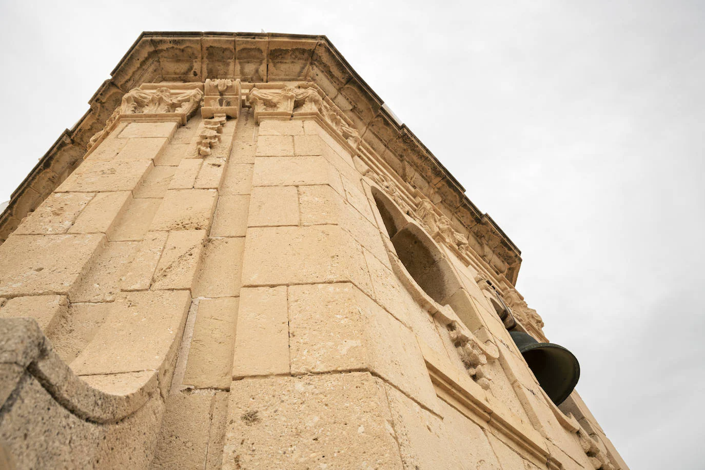 Detalles de la torre del Reloj con la campana asomando