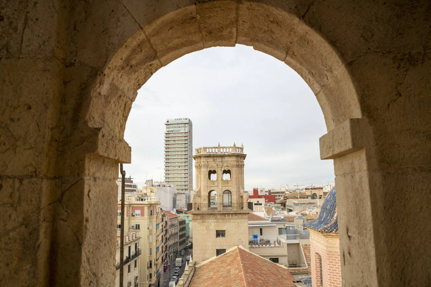 La otra torre del Ayuntamiento contrasta con el edificio Gran Sol de fondo 