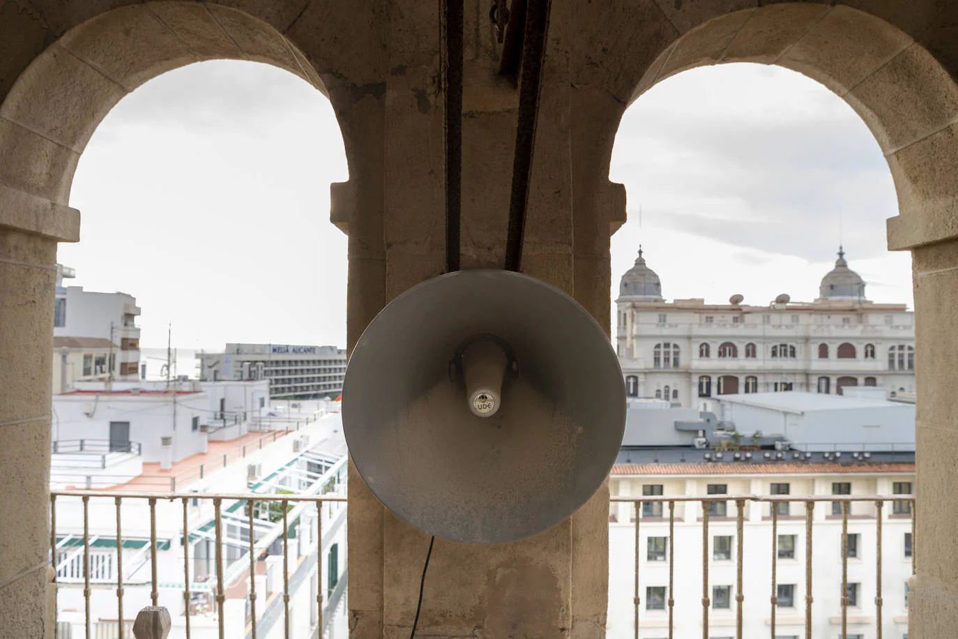 Por el altavoz de la torre suena el himno de Alicante a las 12.00 horas