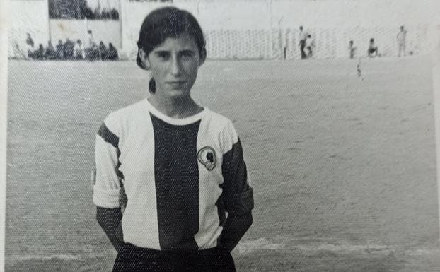 Andrea Piñero con la camiseta del Hércules en el campo de La Viña.