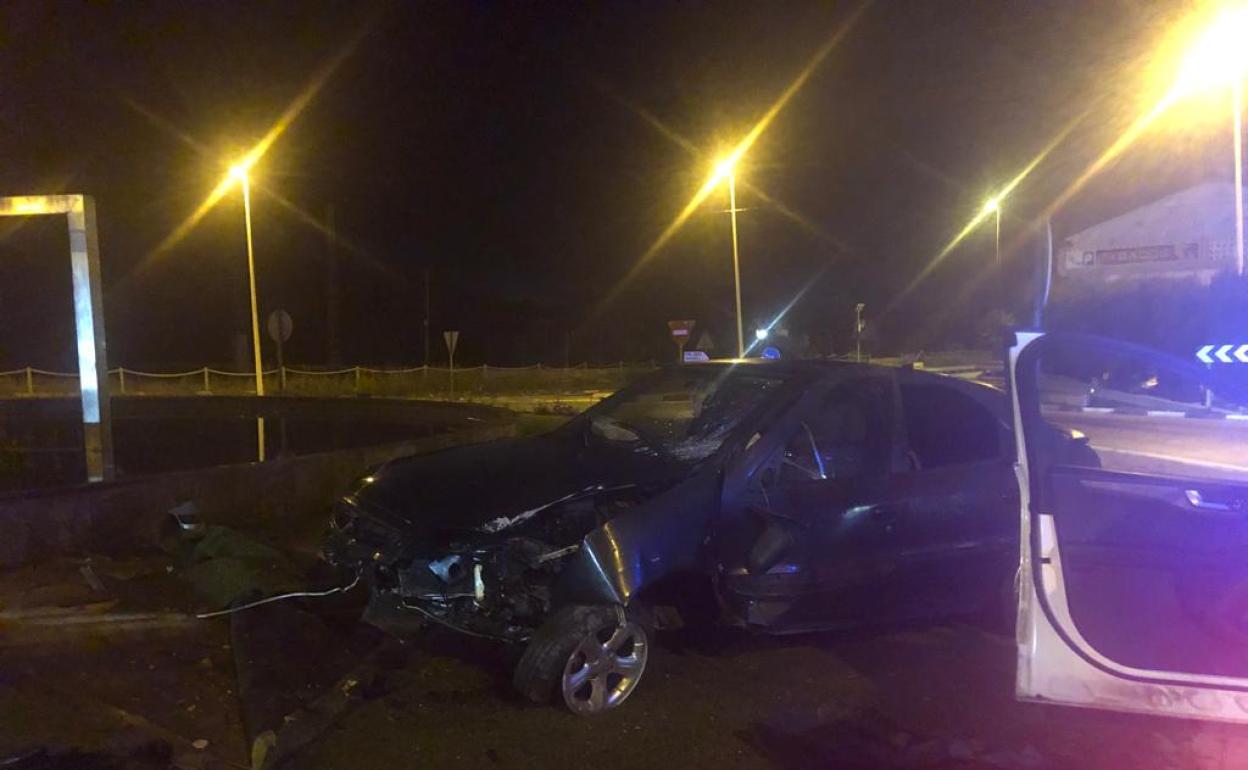 El estado del vehículo tras impactar contra la rotonda de acceso a Dénia