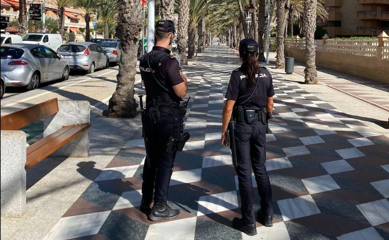 Agentes de la Policía Nacional patrullando por el paseo de Arenales del Sol