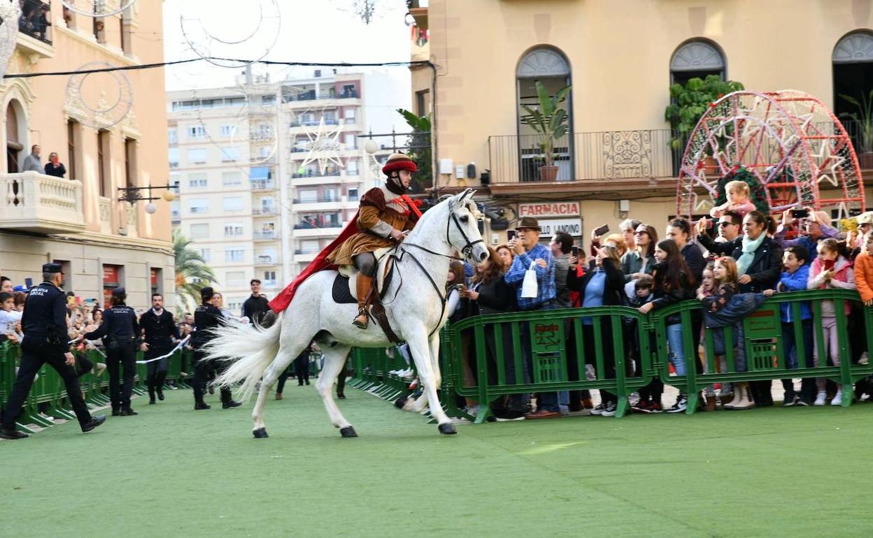 Cantó hace su entrada en la Plaça de Baix de Elche.