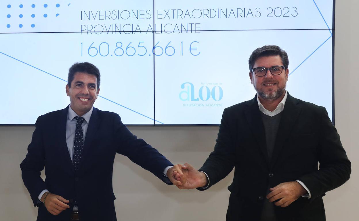 El presidente de la Diputación Provincial, Carlos Mazón, y el diputado de Infraestructuras, Javier Gutiérrez, durante la presentación de la inversión extraordinaria. 