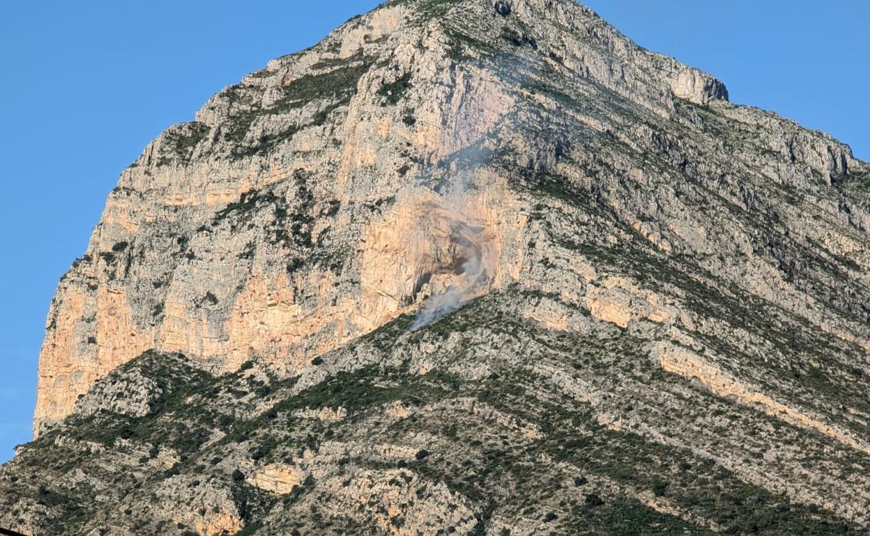 Las llamas se han originado en un punto de difícil acceso para los bomberos 