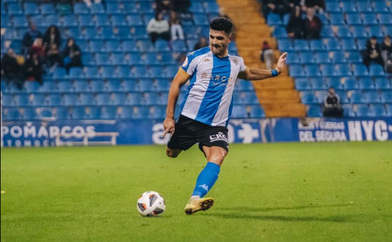 Sandro Toscano se dispone a golpear el balón en el Rico Pérez 