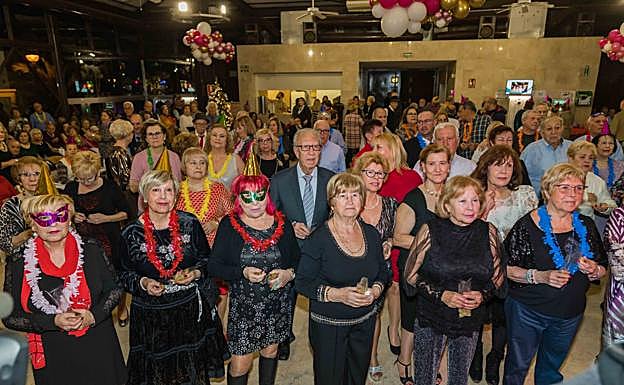 A los asistentes se les repartió chocolante y cotillón. 