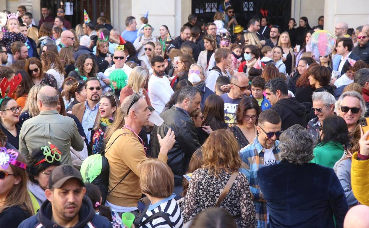 Niños y mayores se han dado cita en la Plaza del Ayuntamiento para el cotillón infantil. 