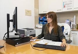 Un médico en su consulta