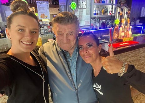 Imagen secundaria 1 - Algunas de las imágenes compartidas en las redes sociales de turistas junto a Derek Flynn