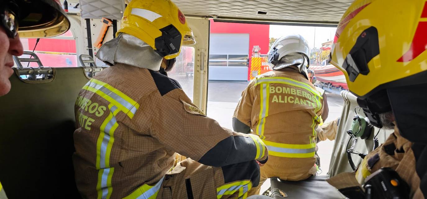 Imagen secundaria 1 - Los Bomberos de Alicante se entrenan para rescates en helicóptero en Tabarca