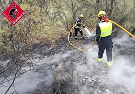 Los efectivos realizando las labores de extinción en Xixona.