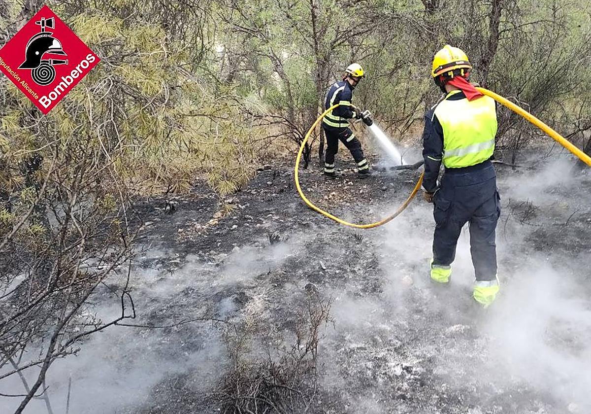 Los efectivos realizando las labores de extinción en Xixona.