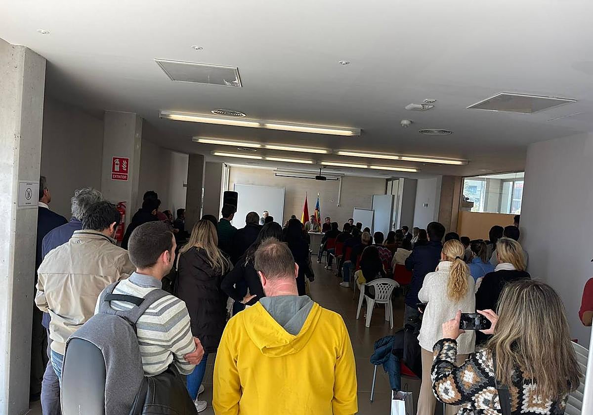 Reunión de vecinos afectados por las obras de Nou Nazareth, en Sant Joan.