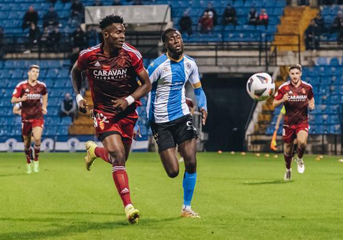 Jean Paul persigue el balón ante el Deportivo Aragón