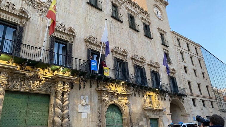 El candidato a la Alcaldía de Compromís en Alicante incumple el reglamento y cuelga un cartel sin permiso del balcón del Ayuntamiento