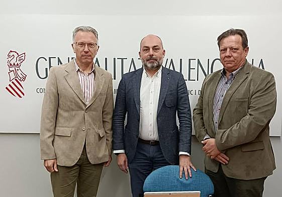 los secretarios autonómicos de Agricultura y Medio Ambiente, Roger Llanes y Francisco Candela, con el presidente de Riegos de Levante, Javier Berenguer.