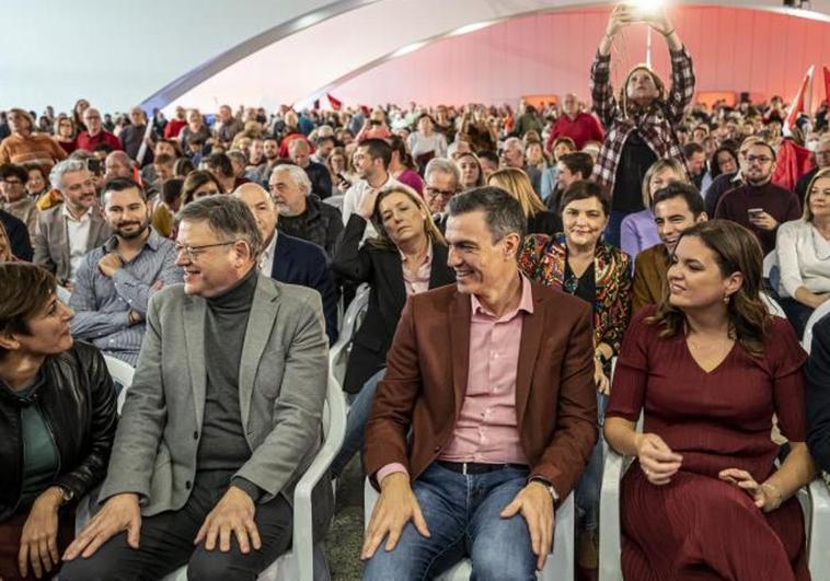 Ximo Puig y Pedro Sánchez escuchan a la ministra Isabel Rodríguez en la presentación de la candidata socialista a Valencia, Sandra Gómez.