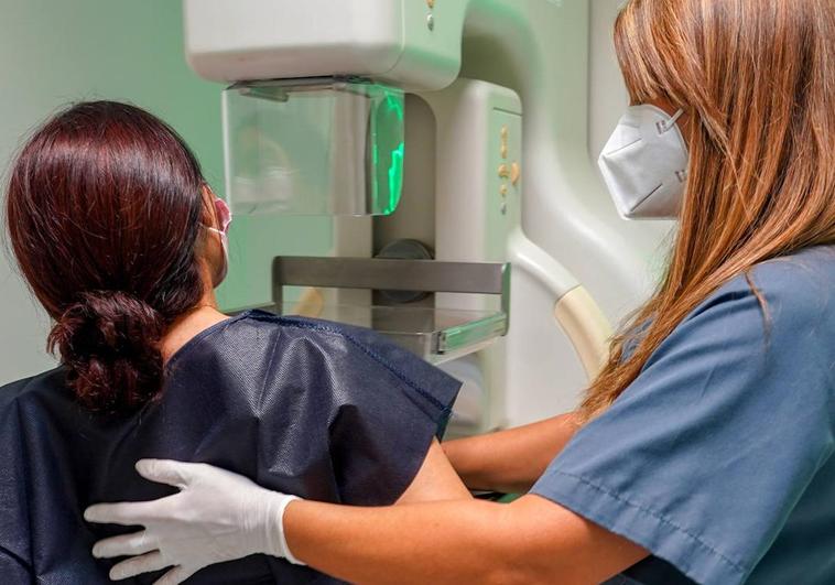 Sanidad elimina las dobles lecturas para detectar cáncer de mama por falta de personal