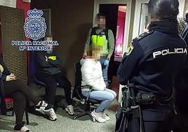 Los detenidos, durante los registros.