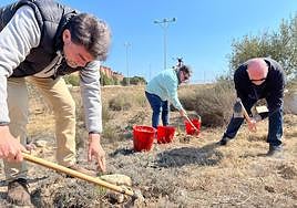 El alcalde, Luis Barcala, con el concejal de Medio Ambiente, Manuel Villar (d), durante la jornada de reforestación.