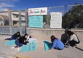 Las madres del centro dibujan carteles contra el traslado a barracones