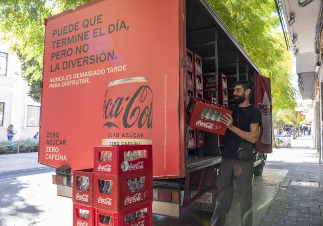 Repartidor descargando un camión en Alicante
