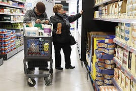Personas compran en un supermercado