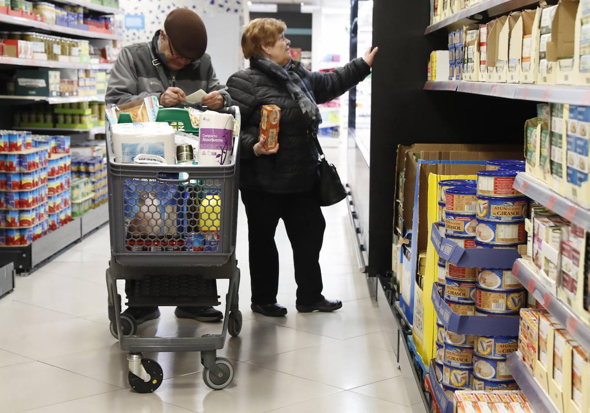 Personas compran en un supermercado