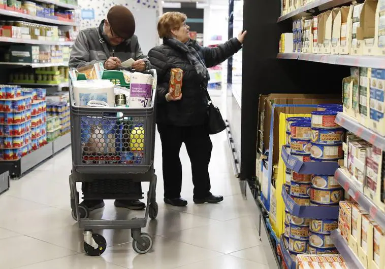 Personas compran en un supermercado