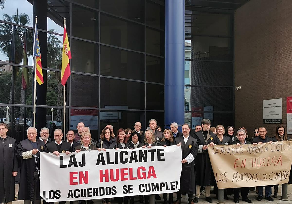 Los LAJ de Alicante posan frente a los Juzgados de lo Social.
