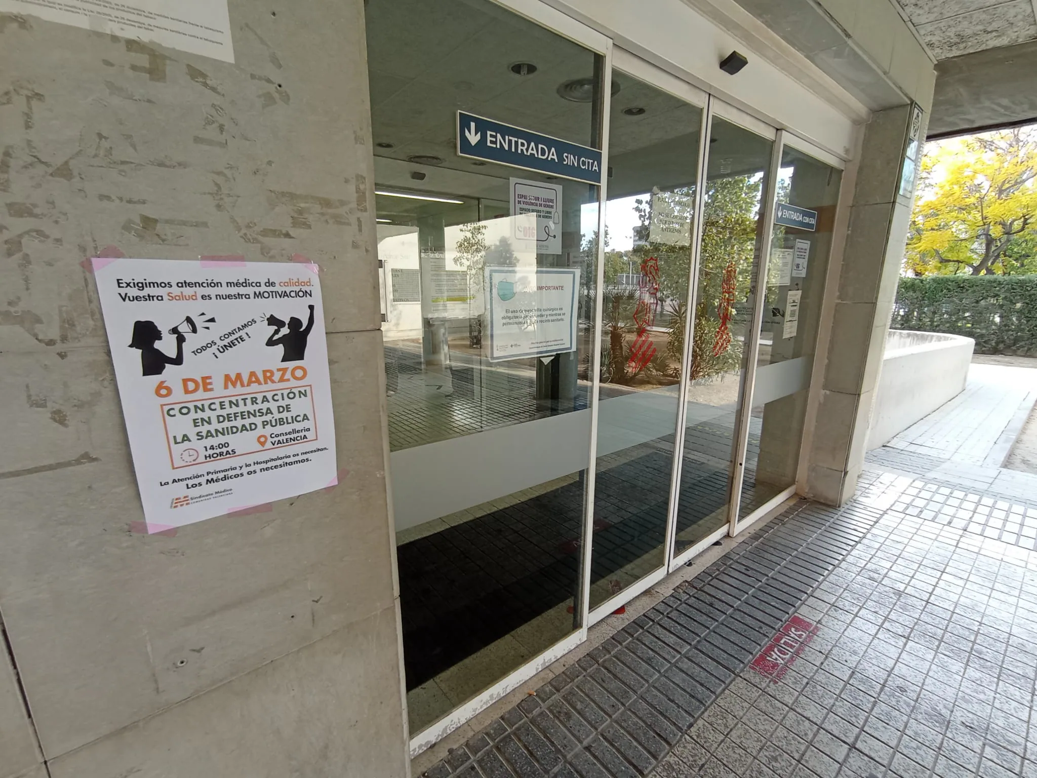 Un cartel anuncia la huelga de este lunes en el centro de salud Florida de Alicante