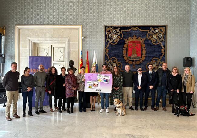 Presentación del cupón con miembros de ONCE y de la coporación municipal del Ayuntamiento de Alicante.