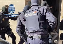 Desmantelan dos 'narcopisos' y detienen a dos mujeres en el barrio alicantino de Carolinas