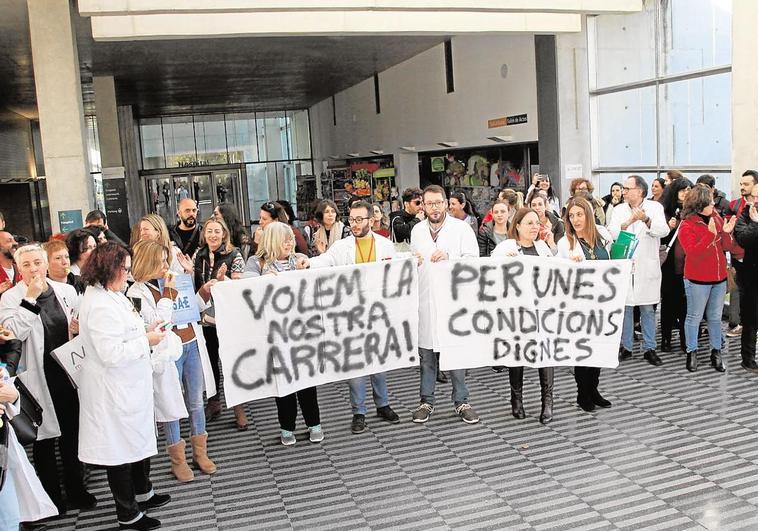 Hartazgo en el Departamento de Salud de Dénia: la plantilla se manifestará ante el Consell