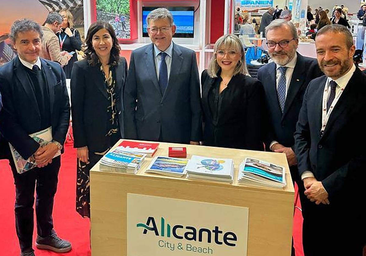 El presidente de la Generalitat, Ximo Puig, y la vicealcaldesa de Alicante, Mari Carmen Sánchez, con representantes del Gobierno central, en la ITB de Berlín.