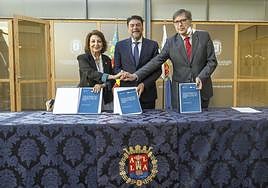 Luis Barcala, alcalde de Alicante, Remedios Alarcón, presidenta local de Cruz Roja, y Javier Díez, director general de Aguas Municipalizadas de Alicante (Amaem) durante la firma del convenio