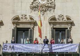 Despliegue de la pancarta en el balcón del Ayuntamiento de Alicante