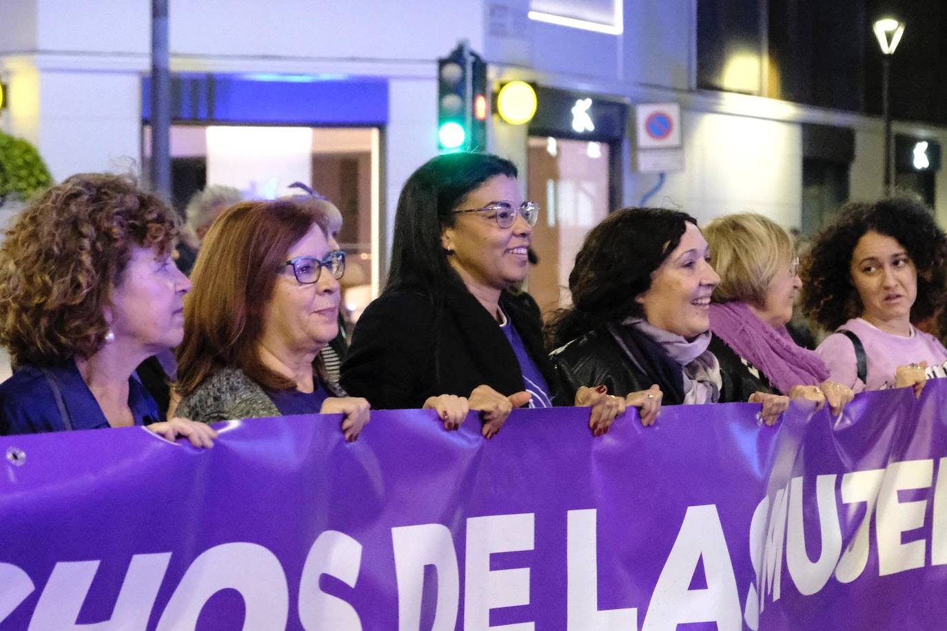 Miles de personas recorren Alicante en la manifestación del 8M