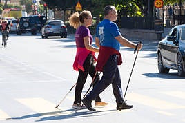 Dos personas andan en manga corta por el calor