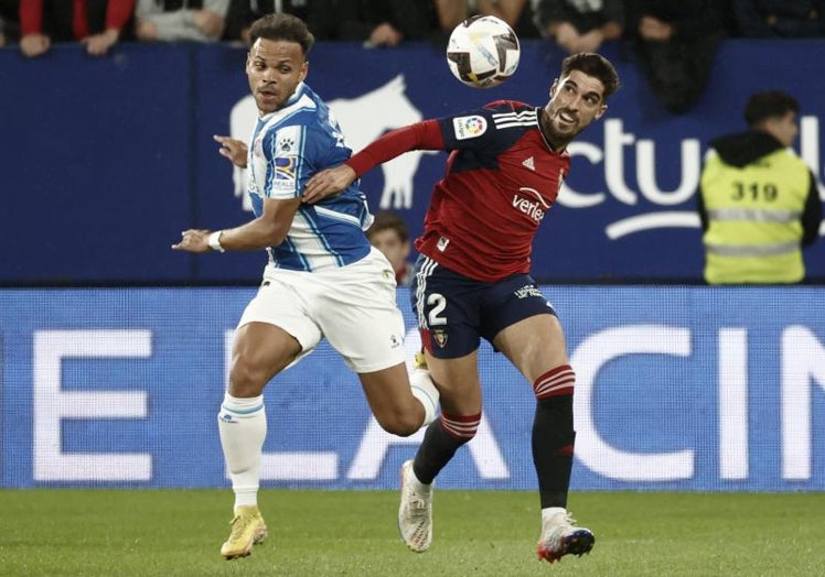 Nacho Vidal intenta ganarle la posición al jugador del Espanyol Braithwaite