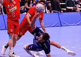 El pivote ilicitano José Oliver, durante un partido del TM Benidorm