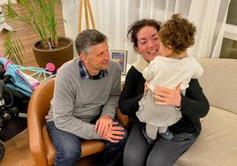 Marta y Luis juegan con Laura