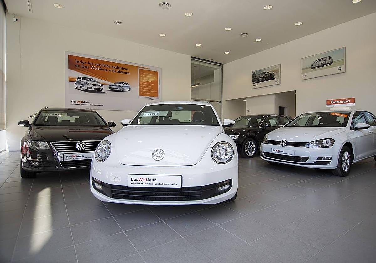 Coches de Volkswagen en un concesionario