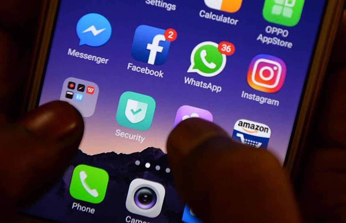 Móvil con aplicaciones y redes sociales, entre ellas Whastsapp.