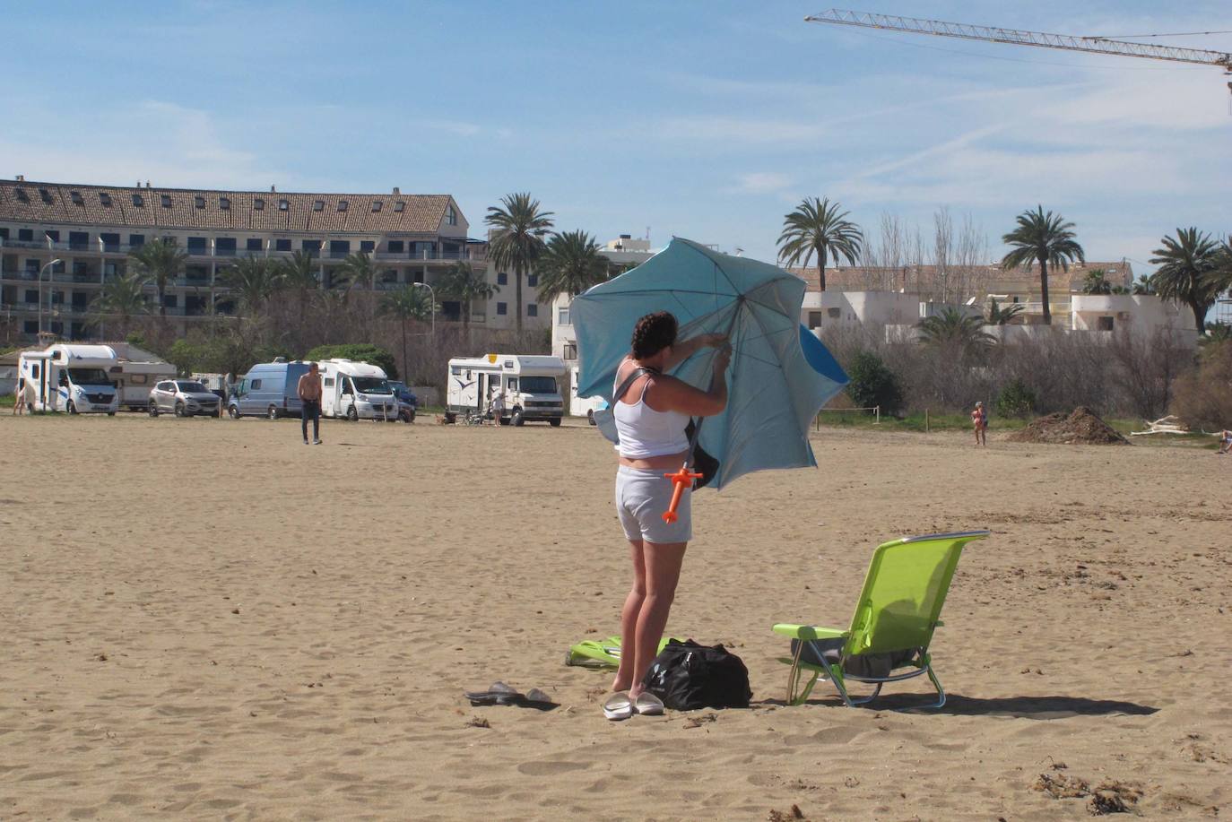 Las playas de Dénia se llenan en una jornada veraniega